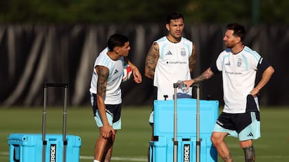 Los jugadores albicelestes durante una pausa del entrenamiento