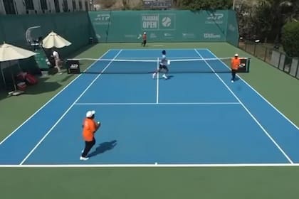 Los jugadores, alcanzapelotas y umpire salen corriendo, durante el Challenger de Fujairah, en Emiratos Árabes Unidos, al escuchar una alarma de ataque aéreo