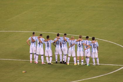 Los jugadores argentino se abrazan durante la tanda de penales