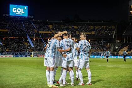 Los jugadores argentinos celebran con Ángel Di María su gol en el estadio Campeón del Siglo, en Montevideo; la conquista sirvió para vencer a Uruguay y quedar a las puertas de la clasificación a Qatar 2022