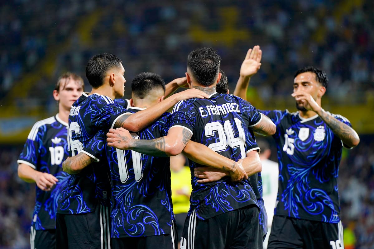 Los jugadores argentinos celebran el gol de Enzo Fernández, que abrió el triunfo frente a Mauritania en un amistoso en la Bombonera.