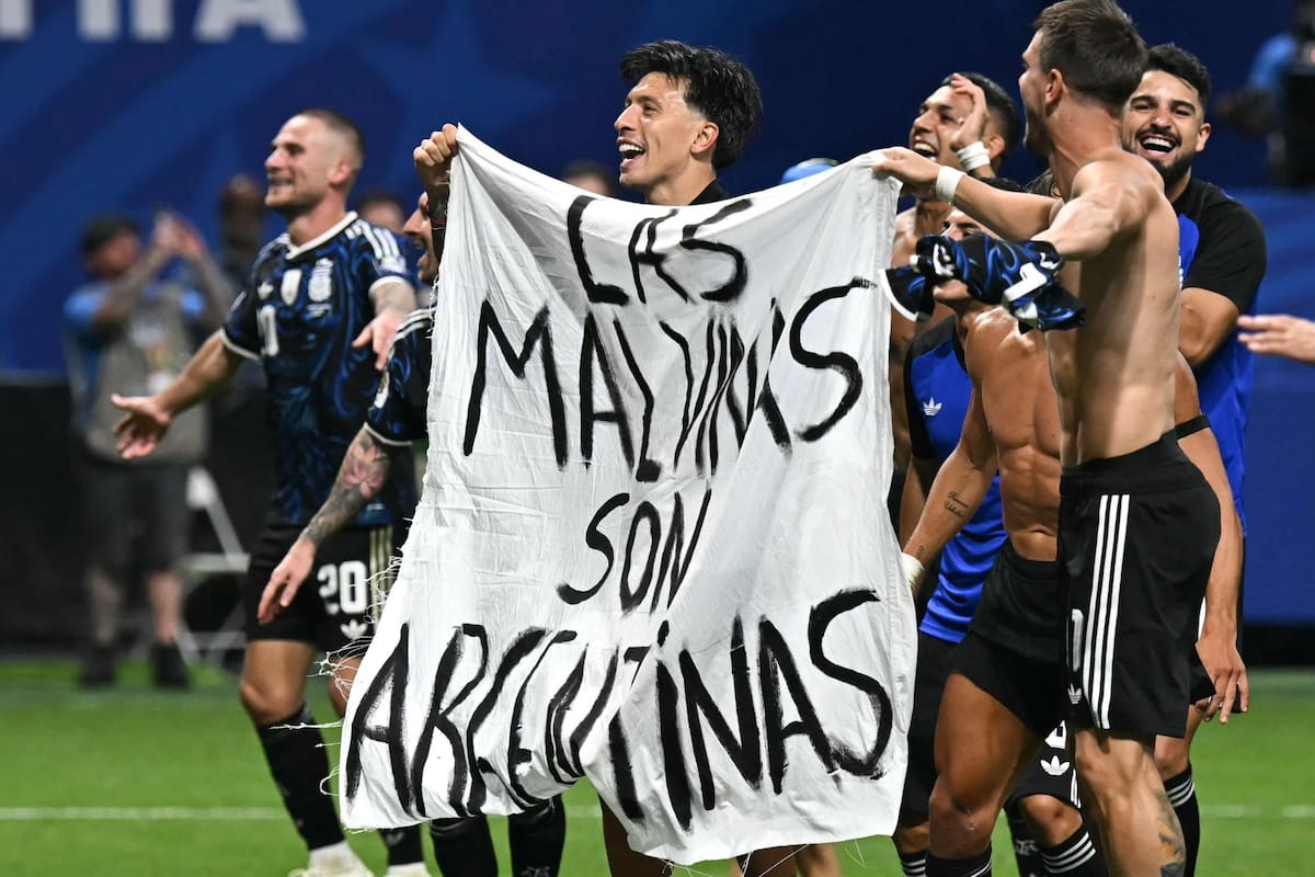 Los jugadores argentinos con la bandera de Malvinas, tras el partido mundialista contra Inglaterra, en julio