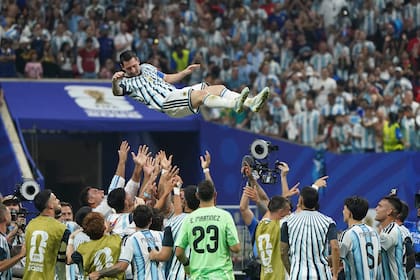 Los jugadores argentinos elevando a su capitán, Lionel Messi, tras el épico 3-2 ante Egipto en el Atlanta Stadium