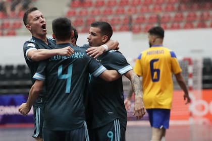 Los jugadores argentinos festejan el primer gol en el partido contra Brasil, anotado por Cristian Borruto