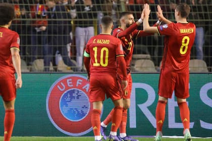 Los jugadores belgas festejan el primer gol ante Estonia, anotado por Christian Benteke; la victoria por 3-1 les garantizó a los dirigidos por Roberto Martínez el pasaje a Qatar 2022.