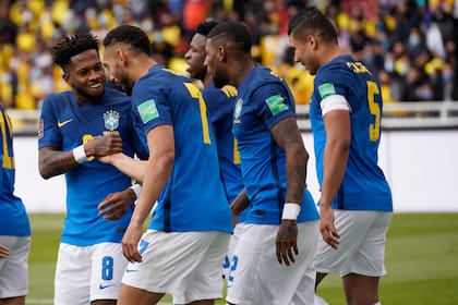 Los jugadores brasileños festejan el tanto que abrió el marcador en su partido de visita ante Ecuador, correspondiente a las eliminatorias mundialistas y disputado en Quito el jueves 27 de enero de 2022 (Santiago Arcos/Pool via AP)