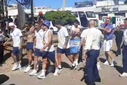 Los jugadores camino a los helicópteros