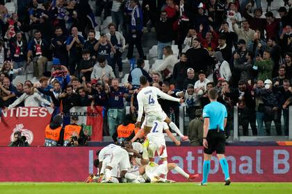 Los jugadores celebran después de que el francés Theo Hernández anotara el tercer gol de su equipo. La Liga de las Naciones se definirá entre Francia y España.