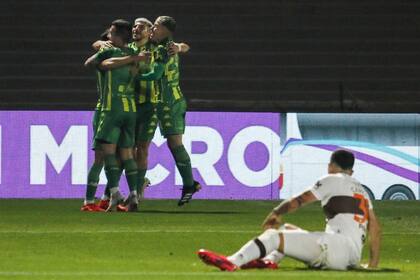 Los jugadores de Aldosivi festejan el gol de Lautaro Guzmán, quien convirtió tras capturar un rebote de De Olivera tras un zurdazo de Ghral