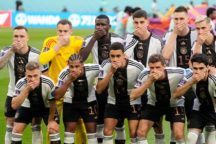 Los jugadores de Alemania se tapan la boca previo al partido contra Japón, en protesta por el cercenamiento de la libertad de expresión en Qatar