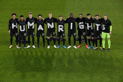 Los jugadores de Alemania visten camisetas que deletrean "Derechos humanos" antes del partido de clasificación de Qatar para la Copa Mundial de la FIFA 2022 entre Alemania e Islandia el 25 de marzo de 2021 en Duisburg, Alemania.
