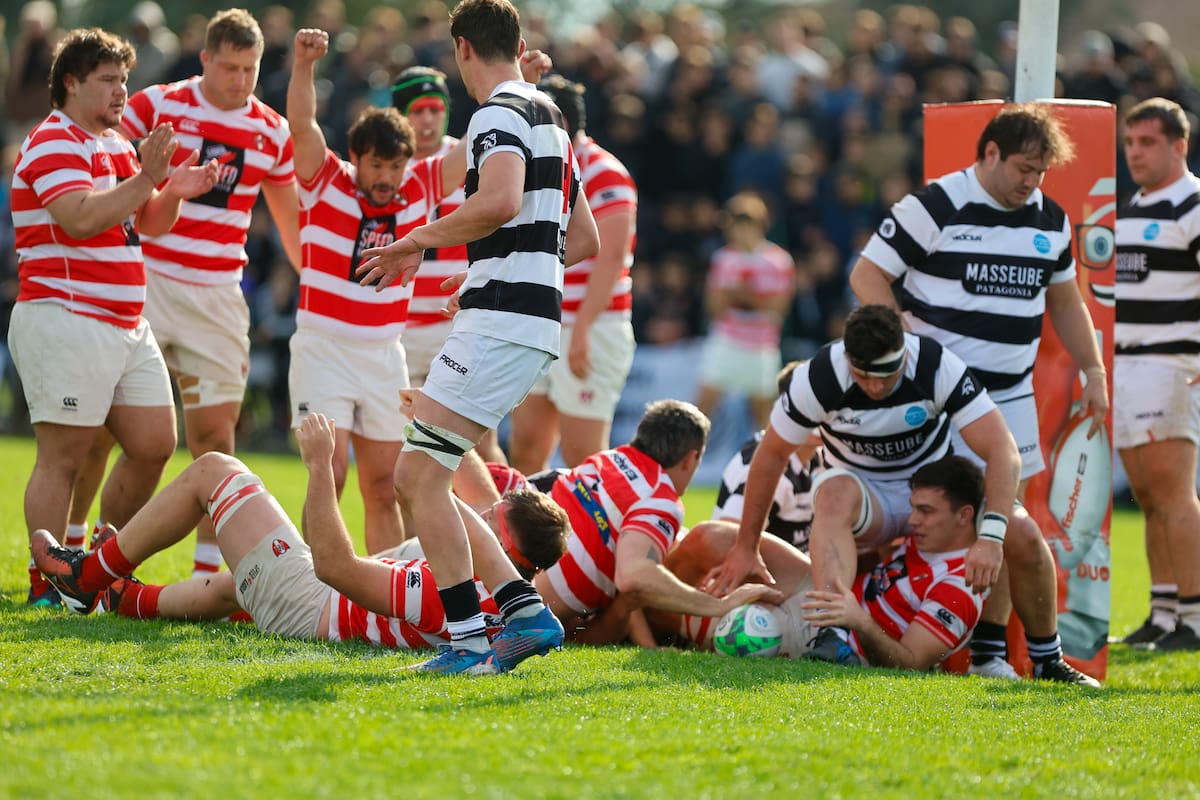 Los jugadores de Alumni festejan un try en la victoria sobre CASI por el Top 12 de URBA; la Academia cayó al quinto puesto y por ahora está fuera de los playoffs.