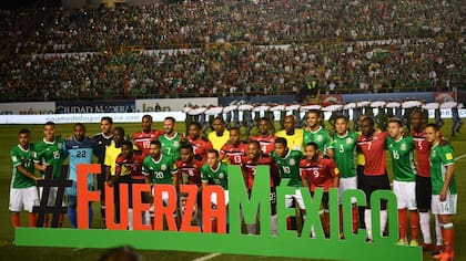 Los jugadores de ambos equipos antes del partido