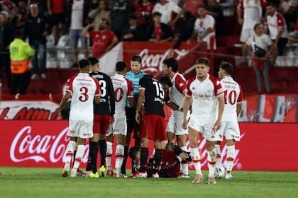 Los jugadores de ambos equipos discuten con el arbitro Nicolás Ramírez