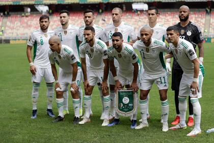 Los jugadores de Argelia posan para fotos previo al partido contra Sierra Leona por la Copa Africana de Naciones en Doula, Camerún, el martes 11 de enero de 2022. (AP Foto/Sunday Alamba)