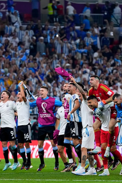 Los jugadores de Argentina celebran su victoria sobre Australia en los octavos de final del Mundial, en el estadio Ahmad Bin Ali, en Doha, Qatar, el 3 de diciembre de 2022. (AP Foto/Petr David Josek)
