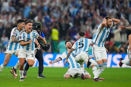 Los jugadores de Argentina celebran tras el último penal de Montiel a Francia, que valió el título
