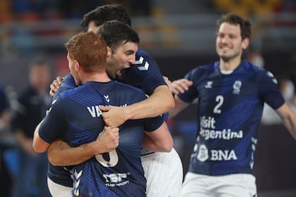 Los jugadores de Argentina celebran un gol durante el partido del Campeonato Mundial Masculino de Handball 2021 entre los equipos del Grupo II Argentina y Croacia en el Polideportivo del Estadio de El Cairo en la capital egipcia el 23 de enero de 2021.