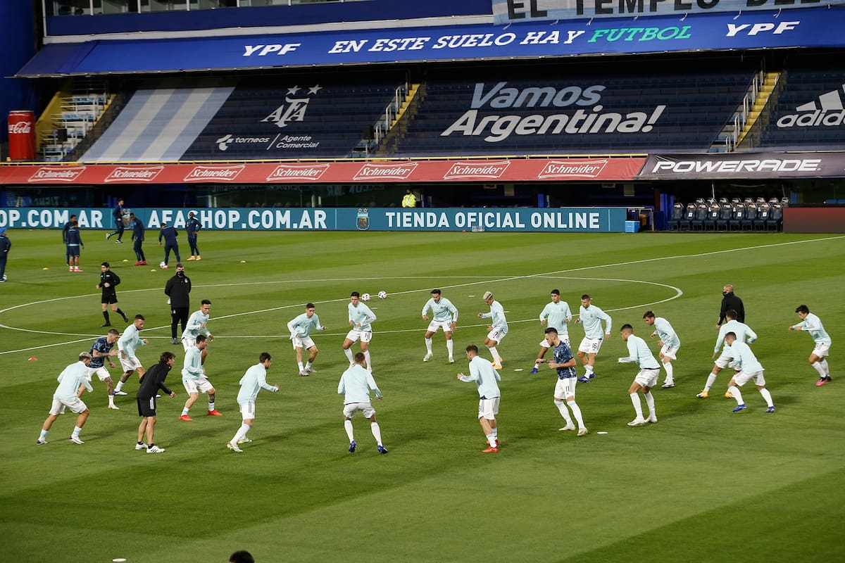 Los jugadores de Argentina en el campo de Juego ya realizan los movimientos precompetitivos