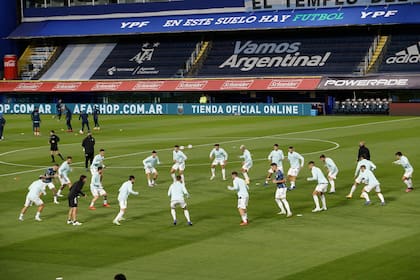 Los jugadores de Argentina en el campo de juego realizan los movimientos precompetitivos, antes del partido ante Ecuador.
