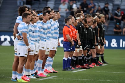 Los jugadores de Argentina (L) y Nueva Zelanda se paran durante los himnos nacionales antes del partido de rugby de las Tres Naciones