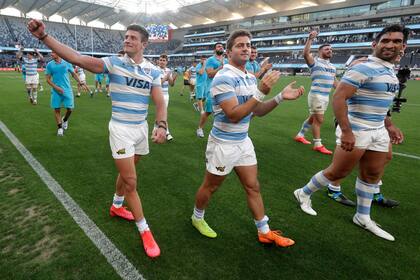 Los jugadores de Argentina saludan a la multitud mientras celebran después de la prueba de rugby