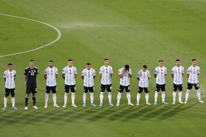 Los jugadores de Argentina se alinean antes de un partido entre Argentina y Colombia