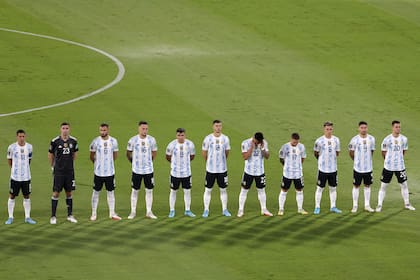 Los jugadores de Argentina se alinean antes del partido entre Argentina y Colombia.