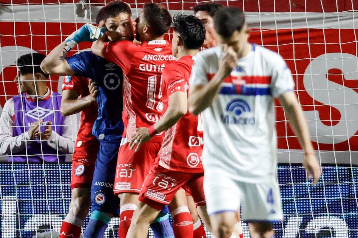 Los jugadores de Argentinos abrazan a Gonzalo Siri, el arquero que acaba de atajarle un penal a Jabes Saralegui