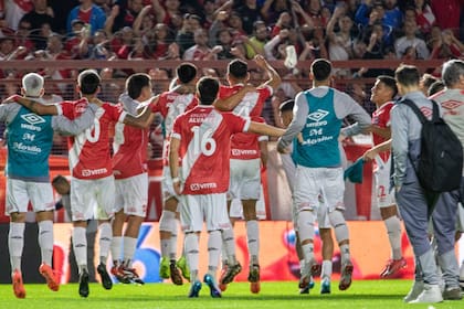 Los jugadores de Argentinos Juniors saludan a la tribuna donde murió el hincha tras la victoria por 3 a 1 ante Instituto