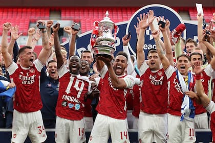 Los jugadores de Arsenal levantan el trofeo