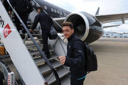 Los jugadores de Arsenal suben al avión de la discordia