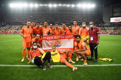 Los jugadores de AS Pirae posan para una foto después de su derrota.