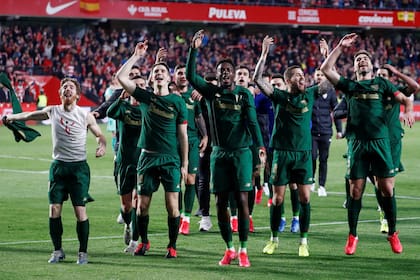 Los jugadores de Athletic de Bilbao celebran de cara a su público, luego de eliminar a Granada de visitantes