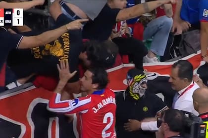 Los jugadores de Atlético de Madrid fueron a hablar con los hinchas locales tras la agresión al arquero Courtois