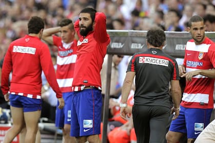 Los jugadores de Atlético se lamentan y buscan saber cuál fue el resultado final de Barcelona