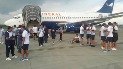 Los jugadores de Atlético Tucumán, en la tensa espera en Guayaquil