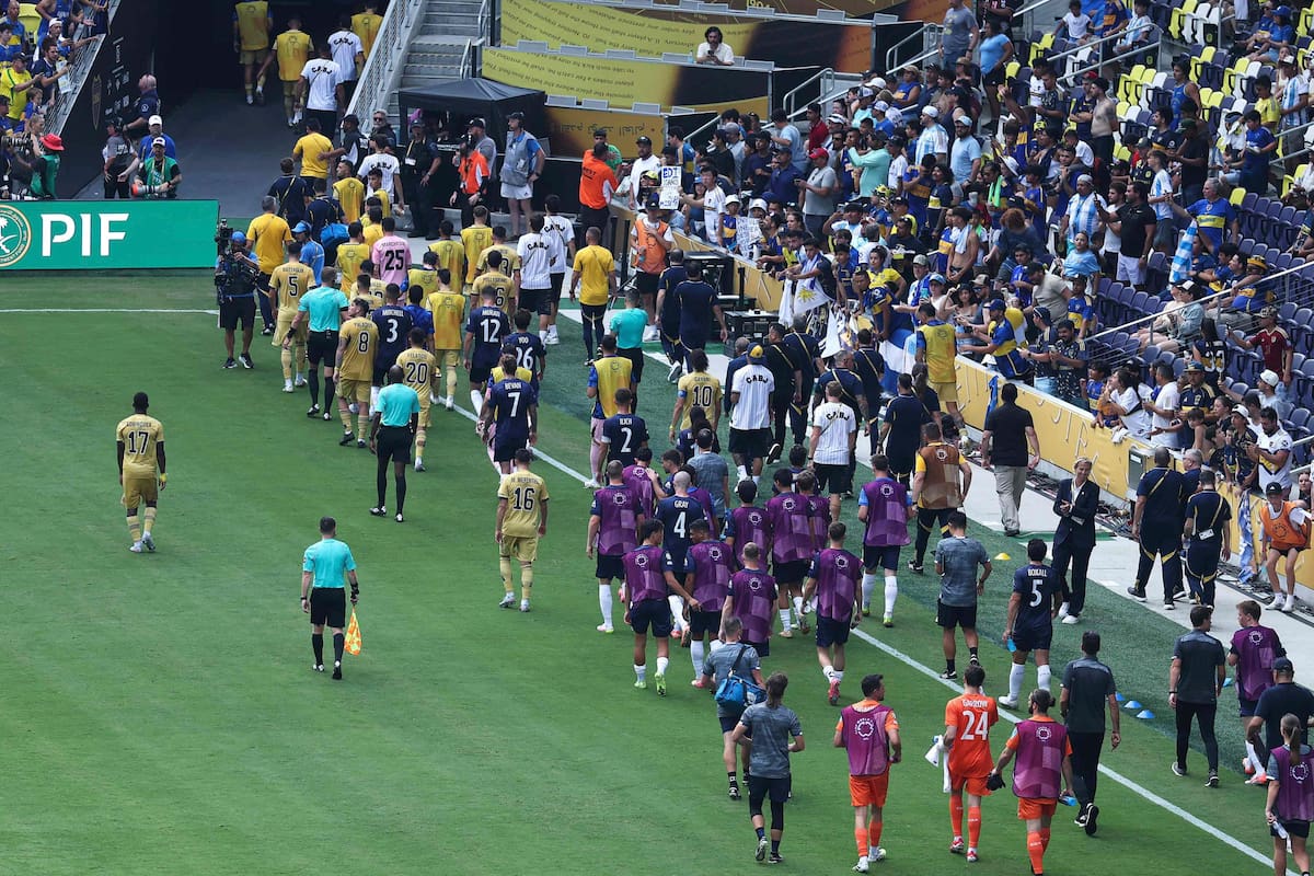 Los jugadores de Auckland City y Boca se van al vestuario, debido a la amenaza de tormenta eléctrica