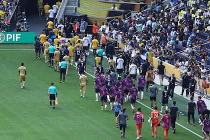 Los jugadores de Auckland City y Boca se van al vestuario, debido a la amenaza de tormenta eléctrica