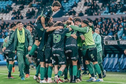 Los jugadores de Banfield festejan el gol del uruguayo Alexander Machado contra Racing