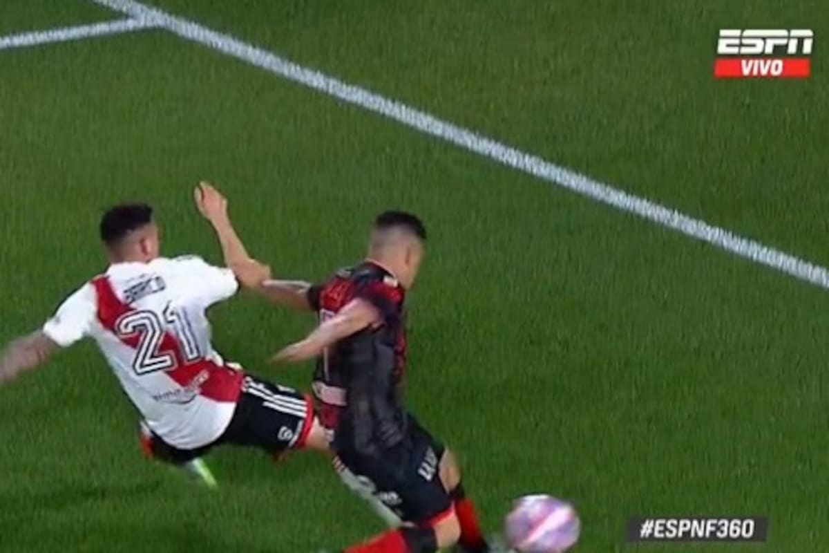 Los jugadores de Barracas Central reclamaron ante River esta acción como penal de Barco a Valenzuela