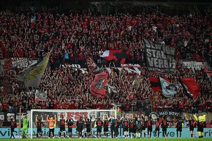 Los jugadores de Bayer Leverkusen y un festejo habitual: invictos en la temporada, ofrecen un triunfo en la Bundesliga a sus hinchas