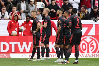 Los jugadores de Bayern Munich dan la cara ante los hinchas luego de la derrota ante Mainz