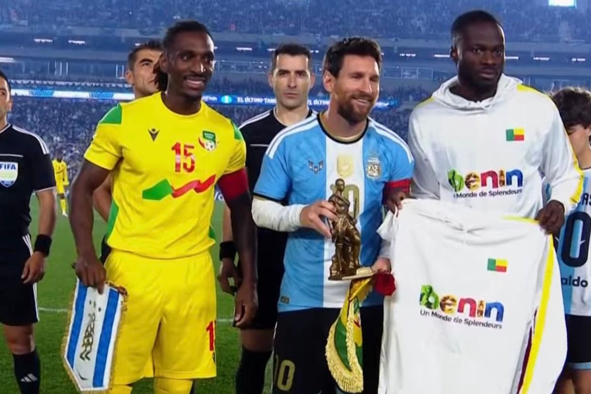 Los jugadores de Benín le entregaron distintos presentes a Lionel Messi antes del partido que significó la despedida del rosarino de la selección