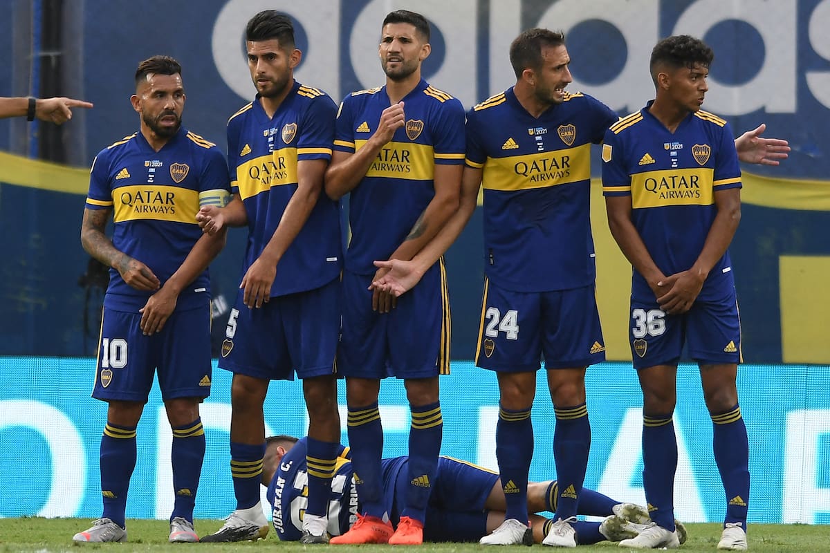 Los jugadores de Boca armando una barrera durante un partido; el presente del club ofrece una imagen contraria, desde la desunión entre los dirigentes y cómo eso impacta en el trabajo del entrenador Russo (Photo by Marcelo ENDELLI / POOL / AFP)