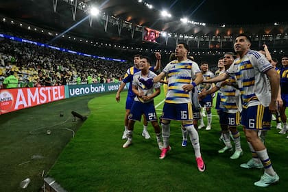 Los jugadores de Boca celebran de cara a su público en el Maracaná, tras eliminar a Vasco