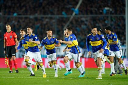Los jugadores de Boca celebran el pase a semifinales de la Libertadores, tras vencer a Racing como visitante
