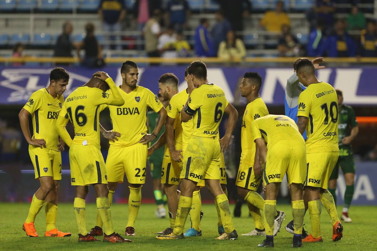 los Jugadores de Boca derrotados , en la bombonera .