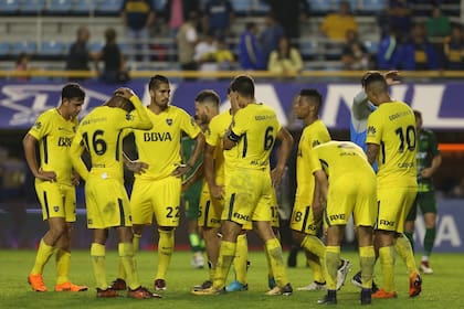 los Jugadores de Boca derrotados , en la bombonera .