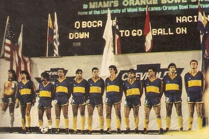 Los jugadores de Boca, durante la presentación de las formaciones antes del partido; el equipo no usó publicidad en la camiseta porque su auspiciante era competidor del patrocinador de la competencia